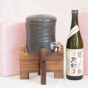 国産美濃焼 焼酎サーバー1200cc木代付セット(13.5×15.5cm 1.6kg)井上酒造 本格麦焼蔵詰前割り酎独奏会りさいたる12° (大分県) 720ml