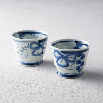 波佐見焼 古染青磁ぶどう絵 ペアマルチカップ　 009-416M  内祝 内祝い お祝 御祝 記念品 出産内祝い プレゼント 快気祝い 粗供養 引出物