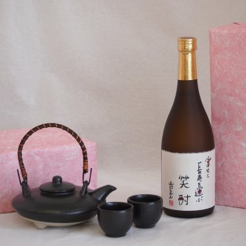 国産美濃焼 黒千代香2合セット2客ツル付(450g)東酒造 本格芋焼酎 幸せと長寿を運ぶ笑酎 (鹿児島県) 720ml