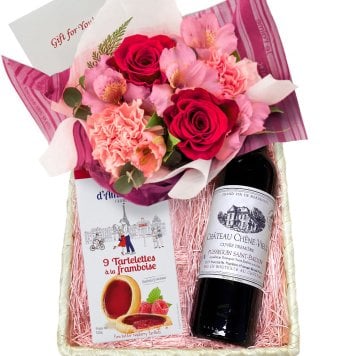 記念日 誕生日 フラワーアレンジメントと赤ワイン・スイーツのギフト フランス ボルドー 辛口 375ml ハーフボトル 生花 ピンク バラ カーネーション ラズベリータルト クッキー お酒 御祝い 御礼 女性 専用ラッピング 送料無料