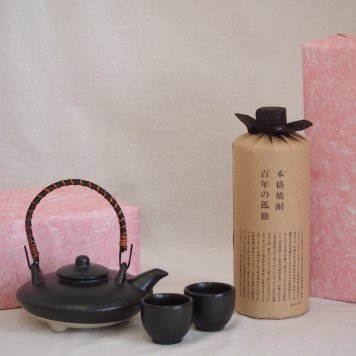国産美濃焼 黒千代香2合セット2客ツル付(450g)黒木本店 大麦製長期貯蔵酒百年の孤独 (宮崎県)  720ml