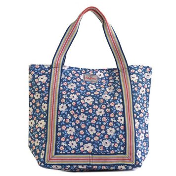 キャスキッドソン Cath Kidston トートバッグ ショルダーバッグ REVERSE COATED TOTE ISLAND FLOWERS フラワー柄ネイビー系マルチ レディース 花柄 プレゼント ギフト おでかけ 755061