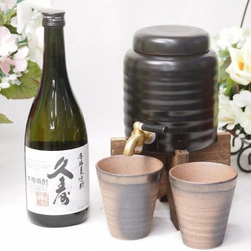本格焼酎サーバー1000cc(18cm×24cm 1kg)三重県萬古焼き備前金彩ペアカップ(200cc×2個)付セット(三重県宮崎本店 長期貯蔵本格麦焼酎 久寿 25度 720ml) 焼酎サーバー説明書付