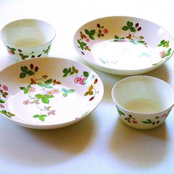 ウエッジウッドWEDGWOOD ワイルドストロベリー カジュアル ボウル 20センチ＋ボウル11センチ　ペア（ブランドボックス付属）【御結婚御祝・内祝・新築御祝・還暦御祝・御礼・寿・ギフト包装可能】