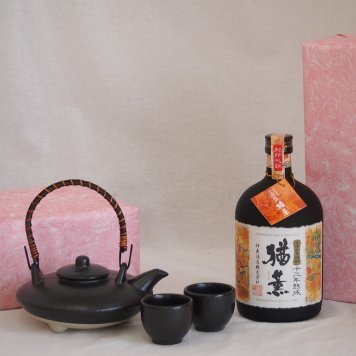 国産美濃焼 黒千代香2合セット2客ツル付(450g)神楽酒造 本格むぎ焼酎 十三年熟成猶薫 (宮崎県) 720ml
