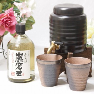 本格焼酎サーバー1000cc(18cm×24cm 1kg)三重県萬古焼き備前金彩ペアカップ(200cc×２個)付セット(洞窟かめ貯蔵米焼酎 巌窟王 720ml) 焼酎サーバー説明書付