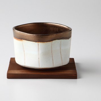 いっぷく碗　金彩十草　白 いっぷく碗：陶器、敷板：杉板 万古焼 やきものの里から、暮らしを贈ります。　ギフト 食器 セット テーブルウェア