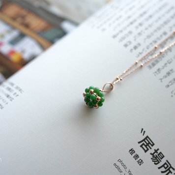 翡翠（ヒスイ）×K18ジュエリーペンダント『JADE BERRY』（ヴィヴィッドグリーン翡翠×K18PG/チェーン付き) 日本製 高品質 無着色 天然ひすい ジェダイト 18金ピンクゴールド 国石 お守り ネックレス