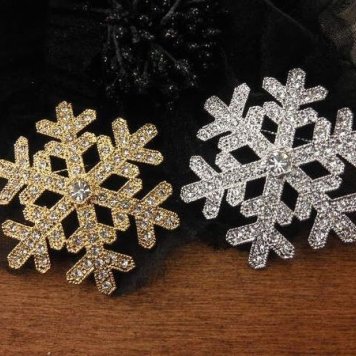ブローチ レディースアクセサリー アクセサリー ファッション ラインストーン 雪の結晶 大 モチーフ アクセ アクセサリ レディース 女性 女性用 雪結晶 石 ストーン 宝飾装身具 結晶