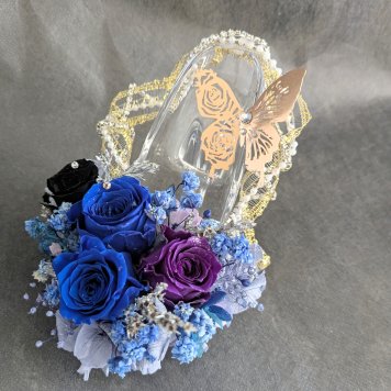 【プリザーブドフラワー／ガラスの靴ミニシリーズ】3色のミニ薔薇と青いかすみ草、金色に輝く蝶々の魔法の靴