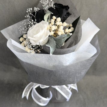 プリザーブドフラワー／黒と白薔薇のシックな3輪花束