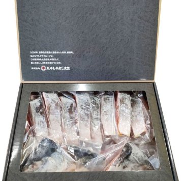 網走水産 紅鮭姿切身(1本・1.3~1.6kg) (APID-068) [お中元][お歳暮] ※送料無料(北海道・沖縄・離島への配送不可)