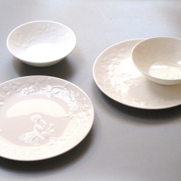 ウェッジウッドWEDGWOOD ワイルドストロベリーホワイト　ボウル・デイナープレート　ペア【御結婚御祝・内祝・新築御祝・還暦御祝・御礼・寿・ギフト包装可能】