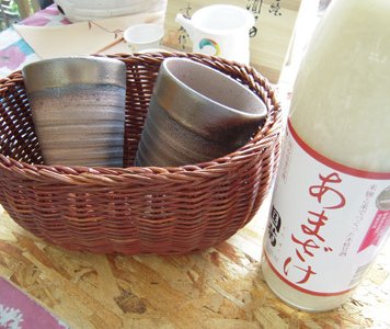 贈り物 日本製萬古焼き おしゃれな萬古焼き備前ペアカップ（モンドセレクション金賞受賞アルコール0％本格甘酒（あまざけ）900ｍｌ）セット