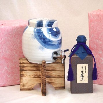 国産有田焼 焼酎サーバー1500cc木代付セット(14.5×15.5cm 1.1kg)濱田酒造 本格芋焼酎 長期貯蔵芋原酒特上大魔王 (鹿児島県) 600ml