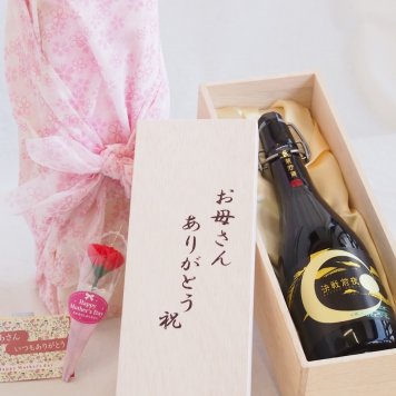 母の日 お母さんありがとう木箱セット 深野酒造 本格麦焼酎 長期貯蔵決戦前夜 (熊本県) 720ml 母の日カードとカーネイション付