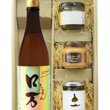 ★ 送料無料 ★ ロ万 （ ろまん ） 純米吟醸  720ml ＋ おつまみ 3種セット【 9429 】【 日本酒・おつまみセット 】【 要冷蔵 】【 ハロウィン 贈り物 ギフト プレゼント 誕生日 結婚のお祝い 】