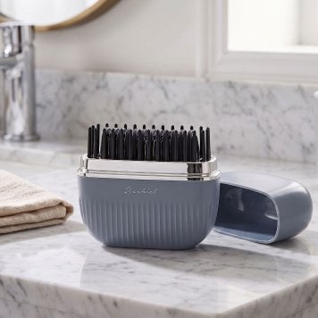 ラシィル コードレスヘアアイロンブラシ コンパクト 軽量 USB充電式 最高温度200℃ 外出先のお直しに最適 ギフトにも