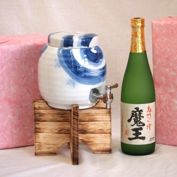 国産有田焼 焼酎サーバー1500cc木代付セット(14.5×15.5cm 1.1kg)白玉醸造 本格芋焼酎 名門の絆魔王 (鹿児島県) 720ml