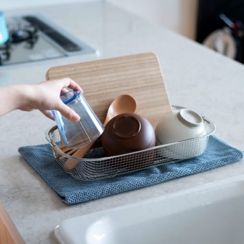 すっきり暮らす 水切かご 浅型 台所用品 水切りバスケット ステンレス 水切りカゴ 食洗機対応 バスケット メッシュ かご 角型 水切り 新潟県 燕三条【沖縄県・離島 配送不可】