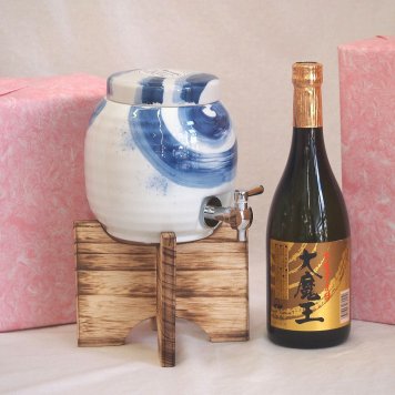 国産有田焼 焼酎サーバー1500cc木代付セット(14.5×15.5cm 1.1kg)濱田酒造 本格芋焼酎 大魔王 (鹿児島県) 720ml