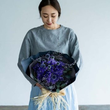 パープルの花束 記念日 母の日 父の日 敬朗の日 お誕生日祝い お歳暮 お中元 出産祝い お祝い ギフト お歳暮 贈り物 発表会 展覧会 音楽会 花束 フラワーアレンジメント ワイルドフラワー ブーケ