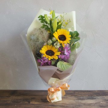 【夏のギフトに！】ひまわりのまわりはみどり【誕生日やお祝いに】ヒマワリ 季節のお花 フラワー ブーケ 上司 両親 母親 父親 お祝い 発表会 入学 卒業 就職祝 引越し祝い 新築祝い 結婚記念日 誕生日 出産祝い 退職 女性 男性 ギフト プレゼント かわいい 元気 夏の花 父の日
