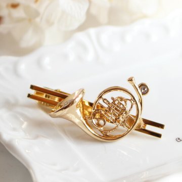 【ホルンネクタイピン☆日本製】スーツの胸元のアクセサリーにラグジュアリー感漂うタイバーを！結婚式/謝恩会/卒業式/入学式/入園式/ユニーク/音符/楽器/メンズ/レディース