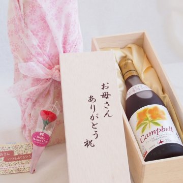 母の日 お母さんありがとう木箱セット 北海道産葡萄使用プレミアムキャンベル赤ワイン甘口 (北海道) 720ml 母の日カードとカーネイション付