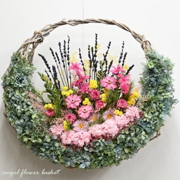 【最後の1点】天使の花かごリース　プリザたくさん　お花のバスケットリース　自然素材　【プリザーブドフラワー】玄関 花 誕生日 送別 新築祝い お礼 リース スワッグ インテリア
