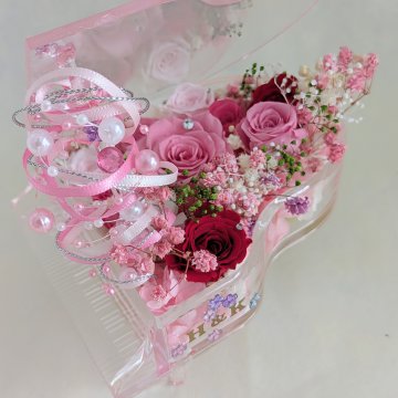 【プリザーブドフラワー／グランドピアノシリーズ】ピンクの薔薇と小花の美しい旋律【リボンラッピング付き】【お祝い 演奏会 音楽 ピアノ フラワーギフト】