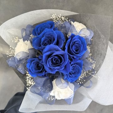プリザーブドフラワー／青い薔薇と白い薔薇輪のふんわりかすみ草の花束（黒グレー花束ラッピング）