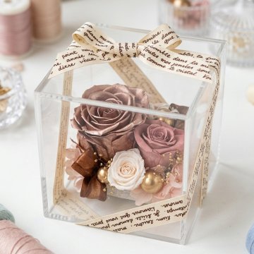 桜色の春モデル大好評 クリアケース入り プリザーブドフラワー アクリルキューブ シュシュ カーネーション 入り ギフト 誕生日 退職祝い 結婚祝い 結婚記念日 プリザーブド フラワー 記念日 プレゼント 贈り物 お祝い ブリザードフラワー ブリザーブドフラワー バラ 花 おしゃれ 女性 還暦祝い 還暦 喜寿 古希 米寿 60代 カーネーション お彼岸 ハロウィン