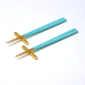 ブランドリボン・手提げ紙袋付属　クチポールCutipol  KUBEターコイズ/ゴールド 箸+箸置きセット　ペア【母の日　父の日　還暦祝い　ギフト包装　夫婦箸　お箸セット　プレゼント】【御結婚御祝・内祝・新築御祝・還暦御祝・御礼・寿・ギフト包装可能】