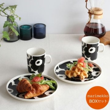 マリメッコ ウニッコ マグカップ 250ml ＆ プレート 20cm  ペアセット ブラック marimekko UNIKKO aamiaissetti 北欧 マグ プレート ギフト 耐熱 電子レンジ対応 結婚祝い プレゼント 贈り物 ギフトセット 食器セット