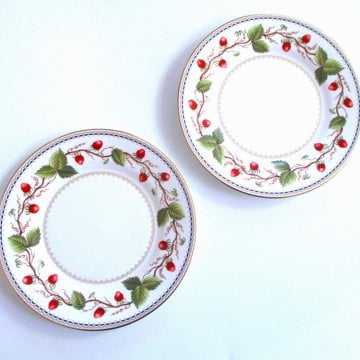 ウェッジウッドWEDGWOOD　ワイルドストロベリーアーカイブ　20センチプレート　ペア　ブランドボックス付属【ギフト食器　ケーキ皿　花柄】【御結婚御祝・内祝・新築御祝・還暦御祝・御礼・寿・ギフト包装可能】