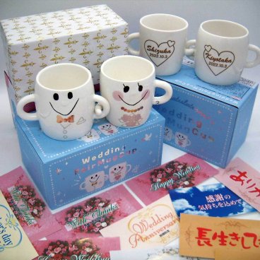 名入れ なかよし ペアマグカップ(ウエディング・洋装)メッセージカード付き、名入れ なかよし ペアマグ、送料無料(沖縄・離島は除く)結婚祝いのプレゼントに、結婚記念に。 名入れカップ、名入れマグカップ、名入れギフト、名入れ無料、化粧箱入り