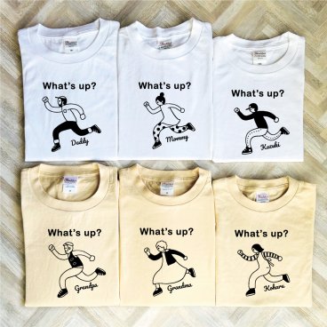 【名入れ】What's up?ファミリーデザインTシャツ　お名前入り 誕生日 父の日 母の日 出産祝い 結婚祝い 敬老の日  還暦 バレンタインデー 名前入り 家族 夫婦 親子 カップル ファミリーデザイン お揃い ペアtシャツ ペアルック tシャツ 親子コーデ リンクコーデ マタニティフォト 結婚記念 プレゼント ギフト ペアギフト クリスマスプレゼント