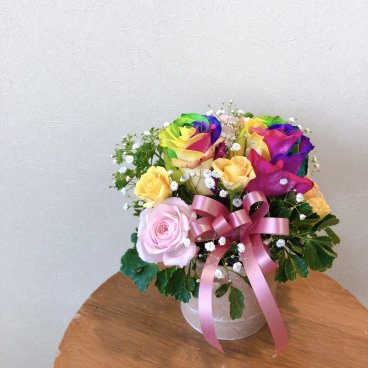 101【レインボーローズのアレンジメント】お花 花 生花 花束 ブーケ フラワーアレンジメント ミニブーケ お祝い 誕生日 結婚祝い 出産祝い ホワイトデー バレンタイン 父の日 母の日 敬老の日 記念日 結婚記念日 送別 退職 入学 卒業 開店祝い 周年祝い プレゼント ギフト 贈り