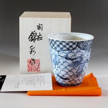  有田焼 陶芸家 藤井錦彩作 青磁古染付鶴絵 湯呑み 文字入れ可能な木箱入り（父の日・母の日・還暦祝い・敬老の日・定年退職・祝い・湯飲み・湯呑み）