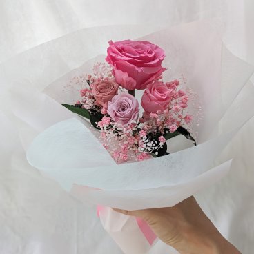 プリザーブドフラワー／大輪のピンク薔薇とミニ薔薇とかすみ草のふんわり花束