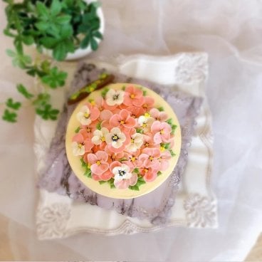 5号15㎝　ピンクのパンジーのフラワーケーキ(バタークリームケーキ、チーズケーキ味）