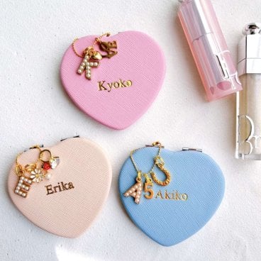 【名入れ】Colorful Heart Mirror（パールイニシャルチャーム付きハンドミラー）ハンドミラー　手鏡　誕生日プレゼント　オーダーメイド　オーダーメイドギフト　お祝い　