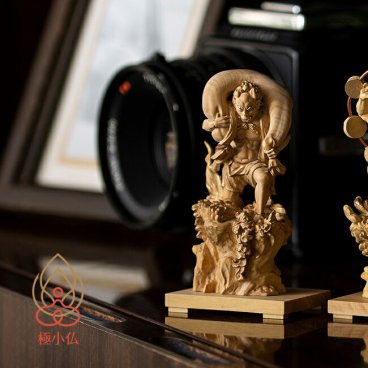 1-2W 極小仏 風神[風神像 神様 仏像 木製 木彫り 柘植 ツゲ 高さ9.5cm アート 芸術 自宅 リビング 和室 書斎 オフィス 小さい 仏様 仏さま ミニ 小さな 仏 像 桐箱入り 複製像 手の平サイズ]