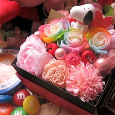 スヌーピー入り 花束風ギフト 箱を開けてサプライズ マスコット ボックス レインボーローズ プリザーブドフラワー入り ◆マスコットカラーはおまかせ
