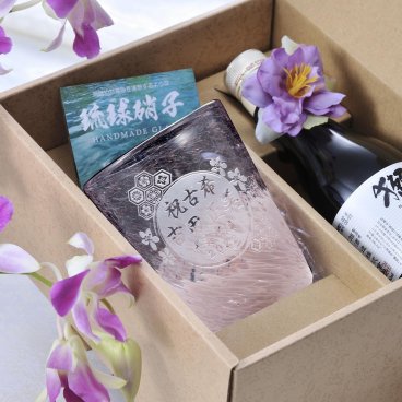 退職 異動 名入れ 酒セット 古希 喜寿 還暦 お祝い 手造り硝子　ロックグラス びいどろ浪漫 花便　獺祭 純米大吟醸 45 180ml セット 花コサージュ付き