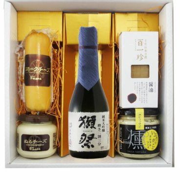 ★ 送料無料 ★  獺祭 ( だっさい )  純米大吟醸 磨き二割三分 300ml + 燻製・豆腐のおつまみセット【 日本酒・おつまみセット 】【 要冷蔵 】【 5786 】【 ハロウィン 贈り物 ギフト プレゼント 誕生日 結婚のお祝い 】