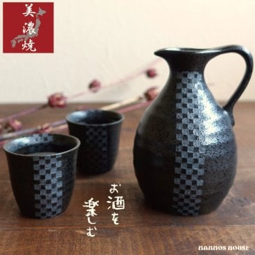 和モダン かっこいい 酒器セット 美濃焼 おしゃれ 持ち手付き 徳利 おちょこ セット 冷酒 熱燗 とっくり 日本酒 手付き徳利 日本製 ブラック 黒 ぐい呑み 盃 お猪口 陶器 市松柄 酒器