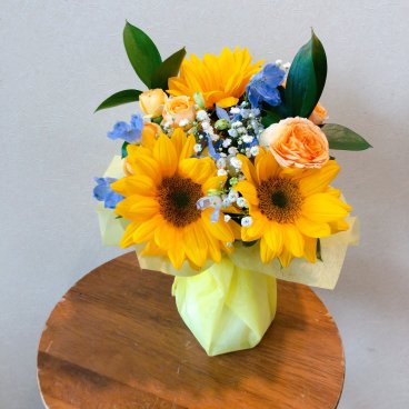 099【ひまわりの花瓶付きブーケ】スタンディングブーケ 季節限定☆ お花 花 生花 花束 ブーケ フラワーアレンジメント ミニブーケ お祝い 誕生日 結婚祝い 出産祝い ホワイトデー バレンタイン 父の日 母の日 敬老の日 記念日 結婚記念日 送別 退職 入学 卒業 開店祝い 周年祝い プレゼント ギフト 贈り物
