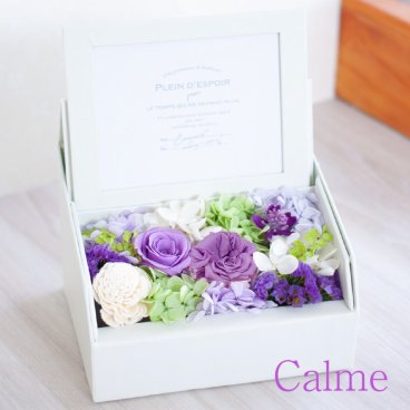 お供え 花 プリザーブドフラワー 仏花  写真立て 遺影 【カルム】 フォトフレーム L判 菊 供花 仏壇用 祭壇 一周忌 三回忌 七回忌 命日 法事 月命日 満中陰 33回忌 四十九日 49日 お盆 お彼岸 おしゃれ ブリザードフラワ- フラワーアレンジメント フラワーギフト 長持ち